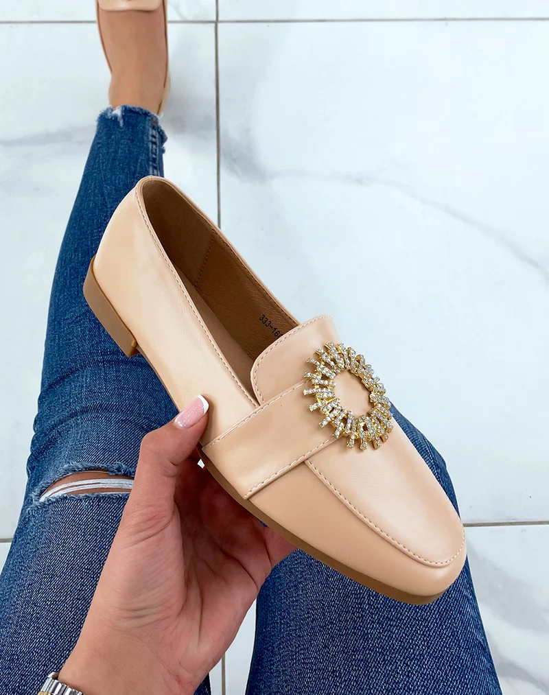 Mocassins beiges avec détail doré