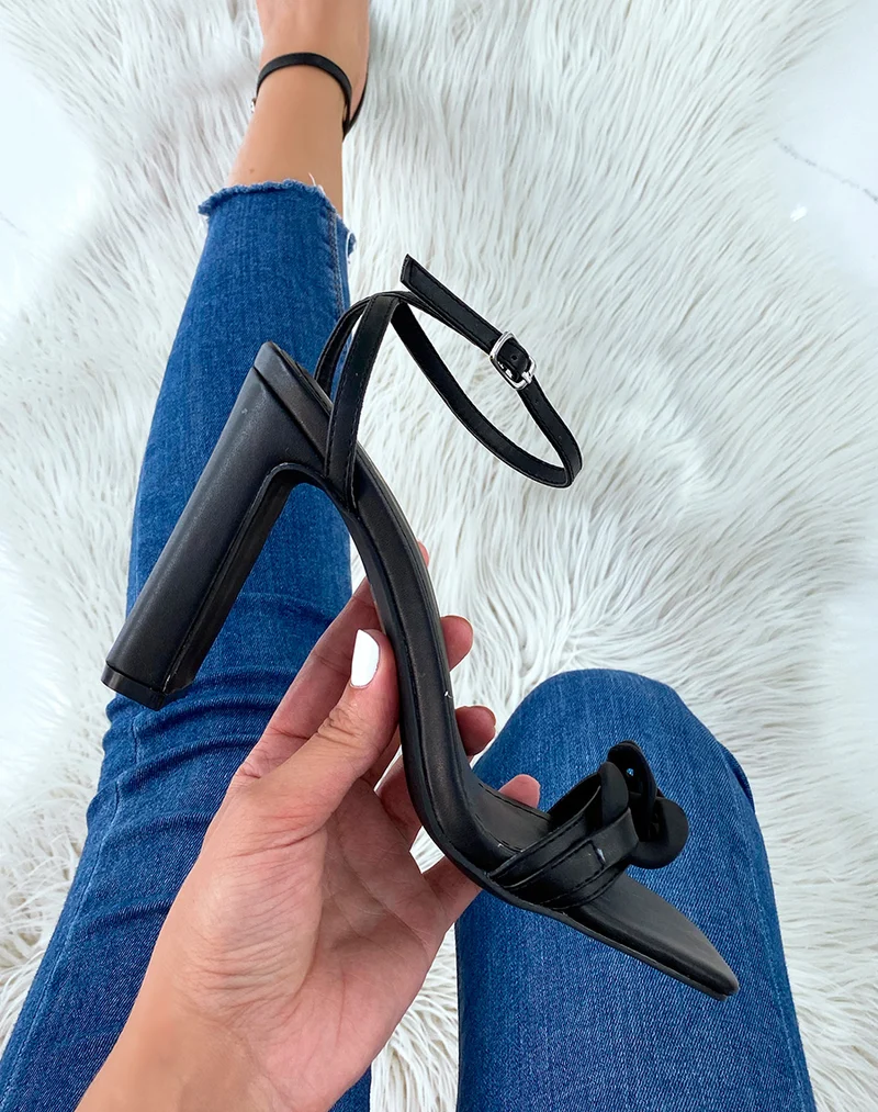 Sandales à talon noires à fines brides et chaîne matte