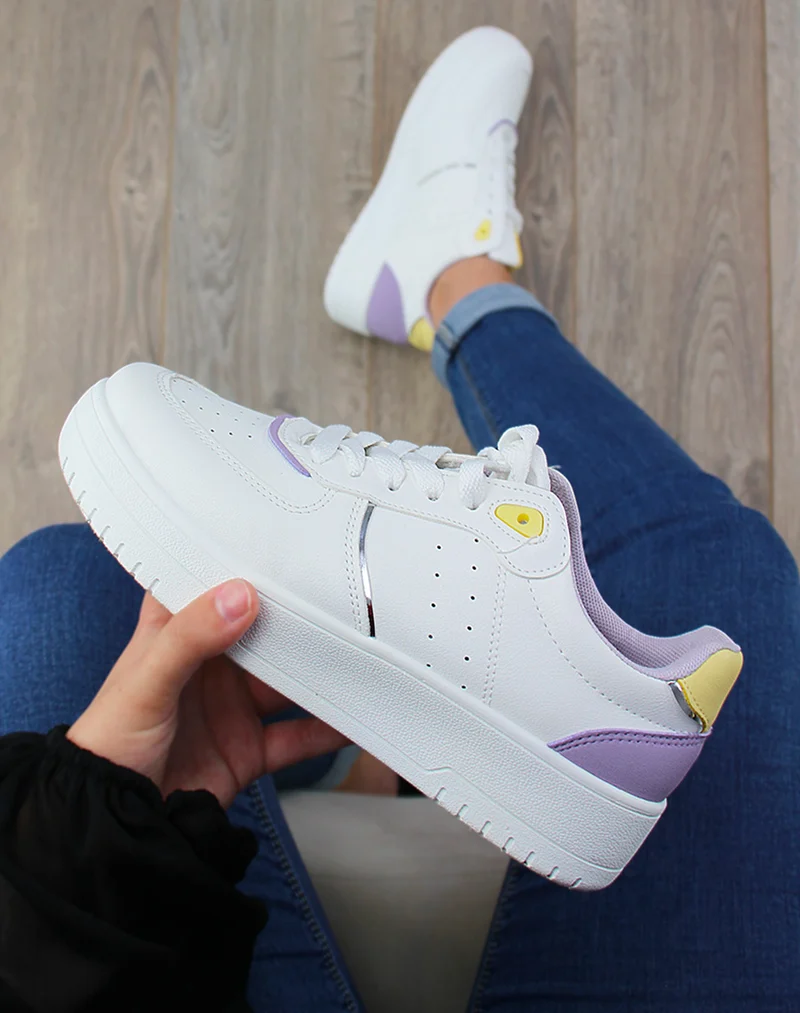Baskets blanches à détails violet et jaune