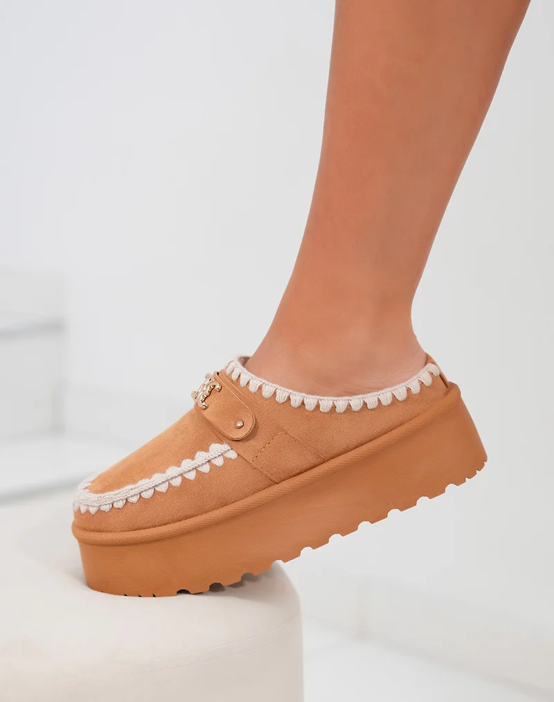 Mules femme camel fourrées avec plateforme détail corde et bijou doré