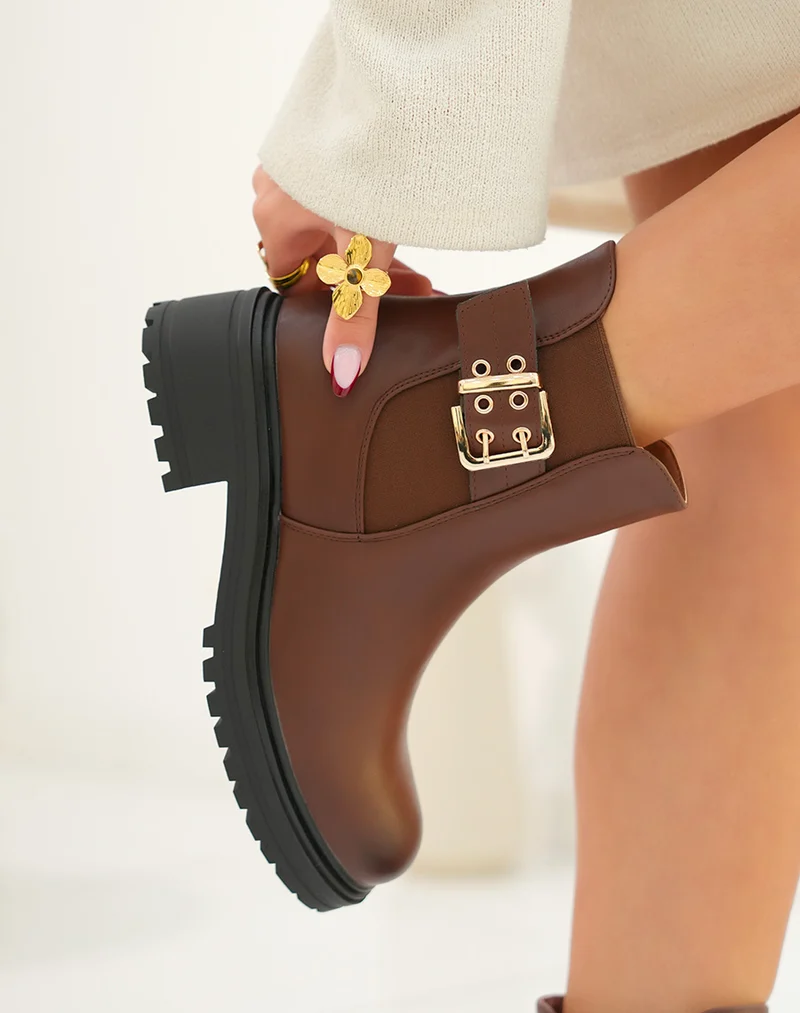 Bottines femme camel avec lanière dorée et semelle crantée