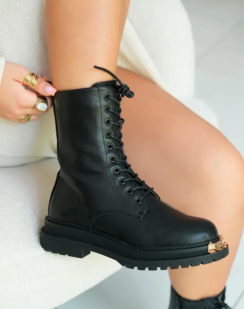 Bottines Noires à Lacets avec Détails Dorés : Sophistication et Tendance pour Femme