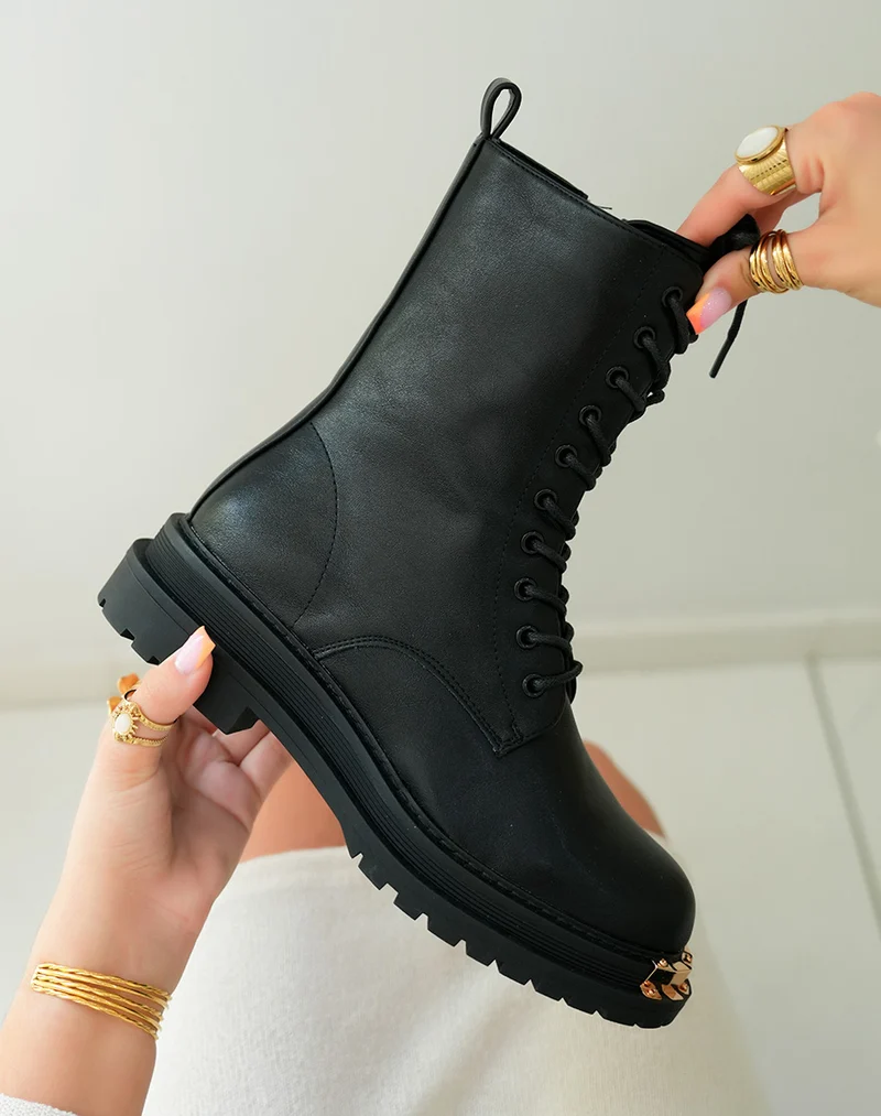 Bottines Noires à Lacets avec Détails Dorés : Sophistication et Tendance pour Femme