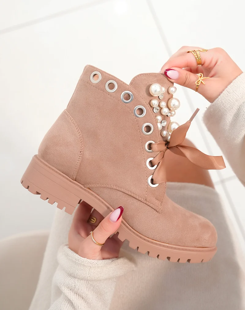 Bottines en suédine taupe clair à lacets épais et ajourée de perles