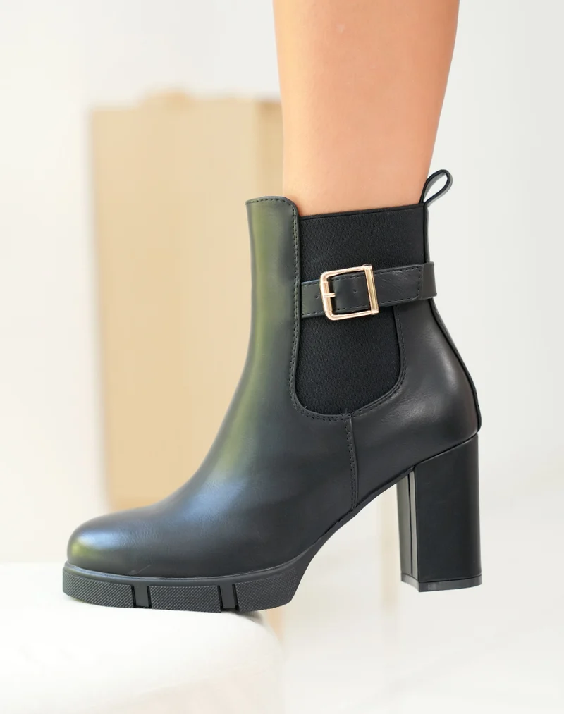 Bottines noires à talon à boucle dorée