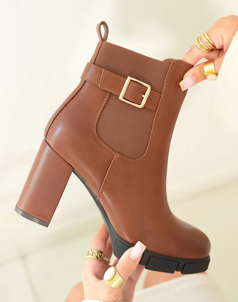 Bottines camel à talon à boucle dorée