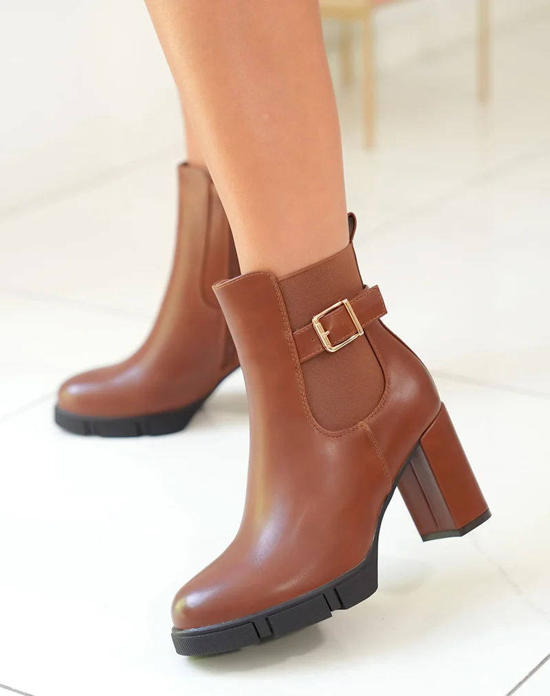 Bottines camel à talon à boucle dorée