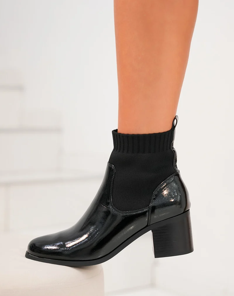 Bottines Noires Vernies à Talons Effet Chaussette - La Fusion de l'Élégance et du Confort Moderne