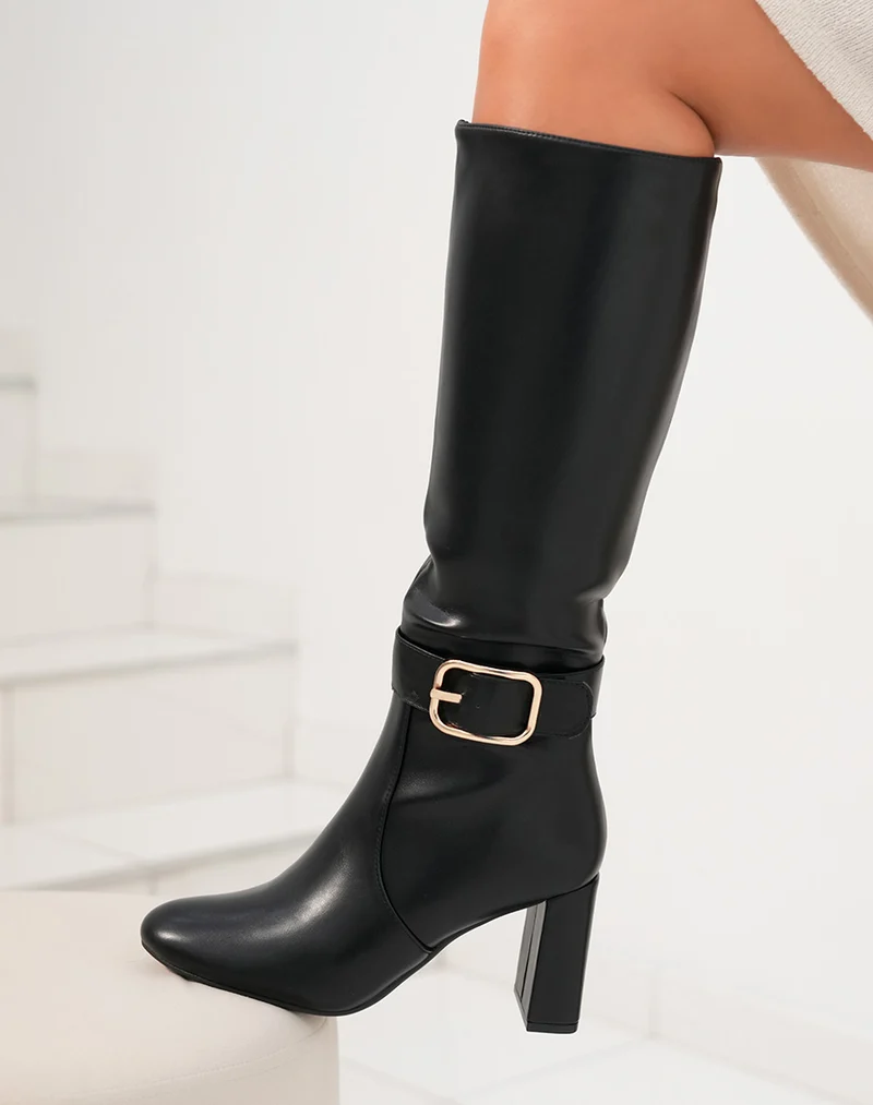 Élégance Structurée : Bottes Noires à Talons Carrés et Sangle Dorée