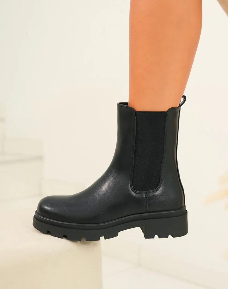 Bottines noires montantes style chelsea avec semelle crantée pour femme