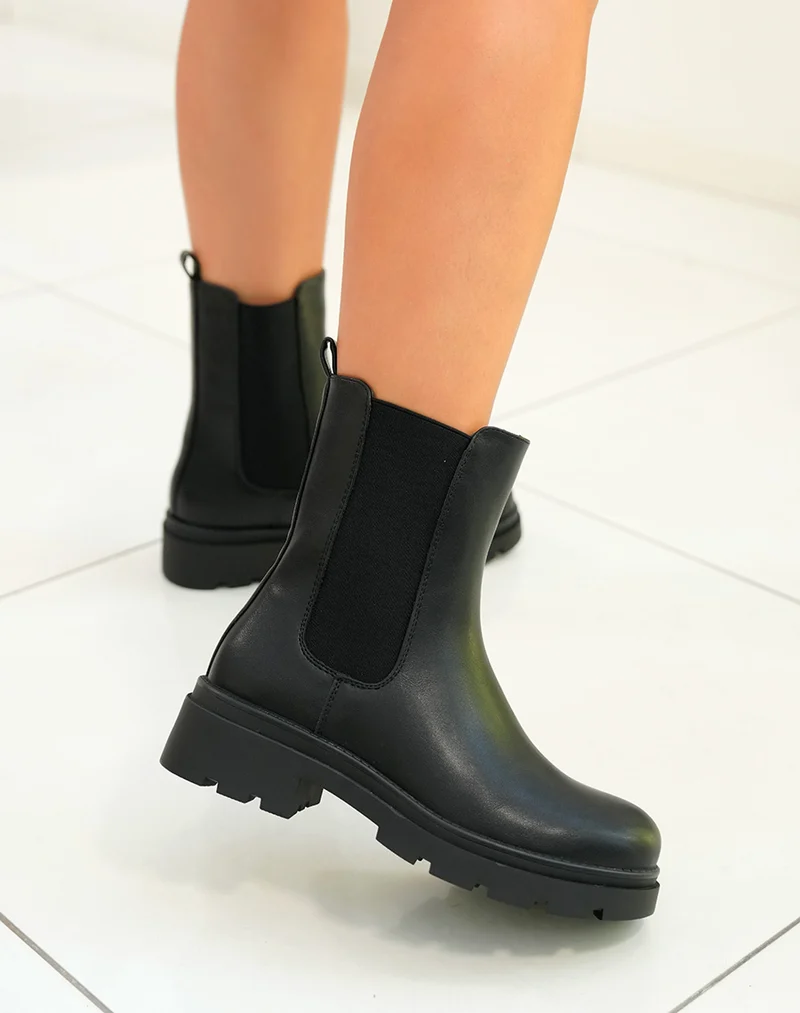 Bottines noires montantes style chelsea avec semelle crantée pour femme