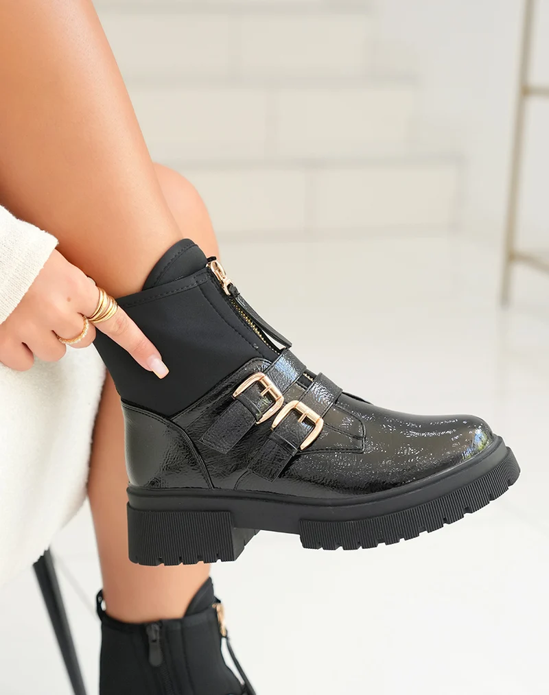 Bottines en vinyle noir: Audace et raffinement