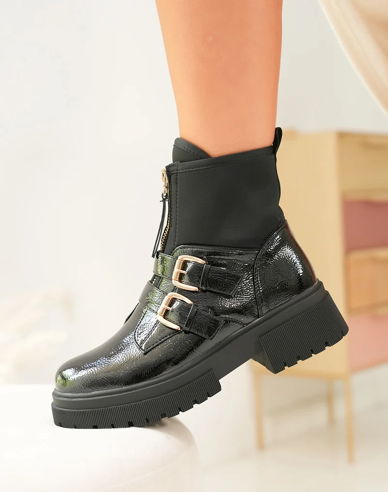 Bottines en vinyle noir: Audace et raffinement