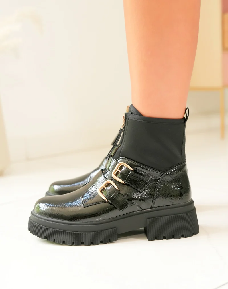Bottines en vinyle noir: Audace et raffinement
