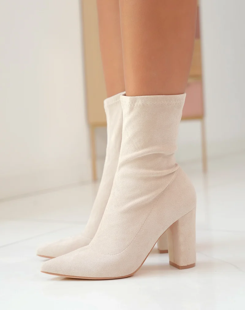 Bottines beiges en suédine style chaussette à talon et bout pointu