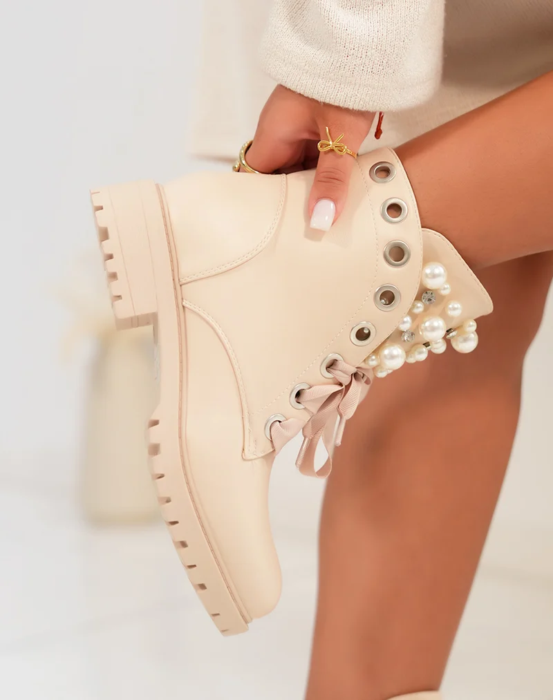 Bottines beiges à lacets épais et ajourées de perles
