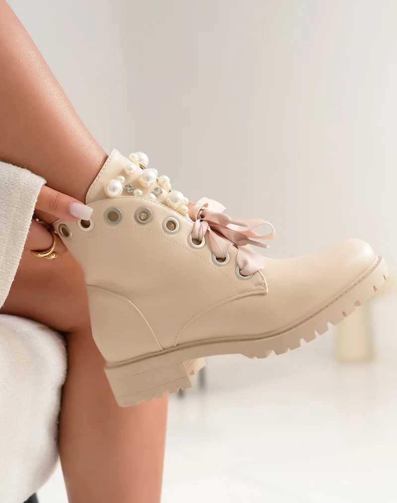 Bottines beiges à lacets épais et ajourées de perles