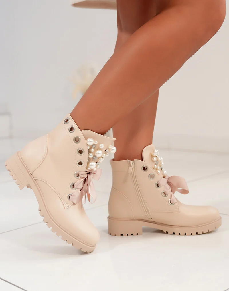 Bottines beiges à lacets épais et ajourées de perles