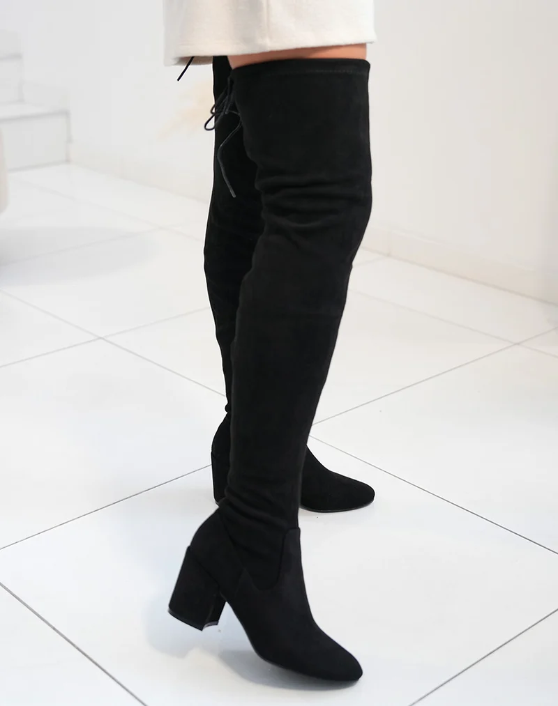Cuissardes en suédine noire à talon mi-haut et à bout rond