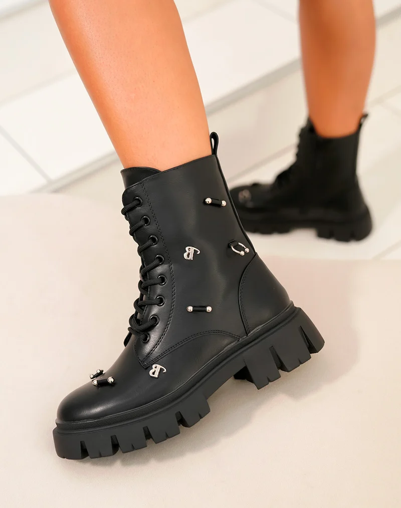 Bottines femme montantes noires à lacets avec détails argentés et semelle crantée