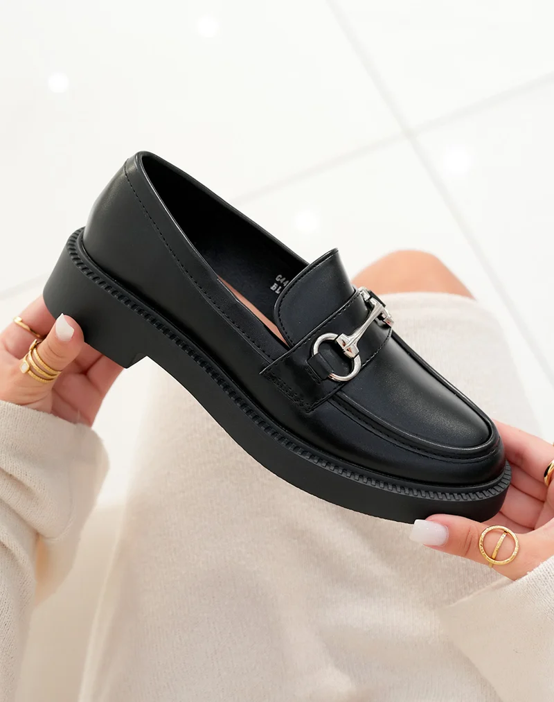 Mocassin femme noir avec semelle lisse et double boucle argentée
