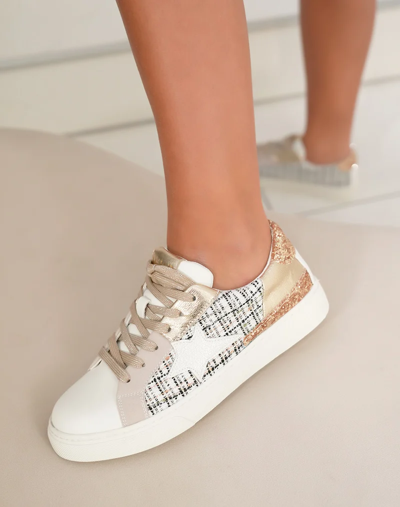 Baskets blanches et dorées avec empiècement en tweed