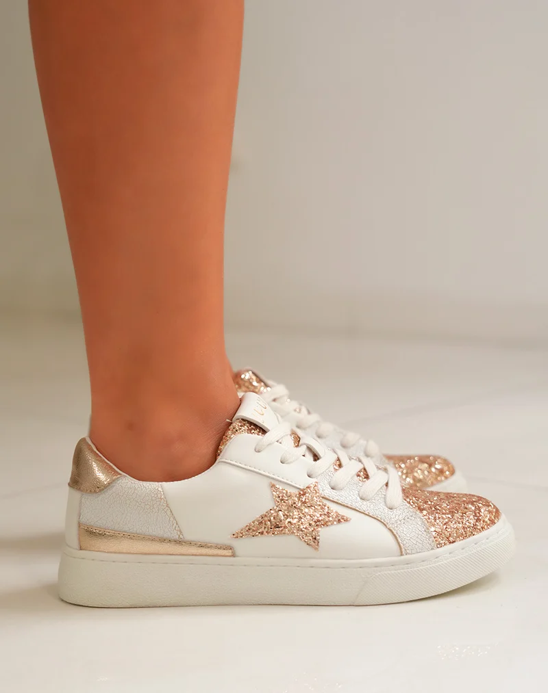 Basket femme blanche et dorée avec paillettes et étoile scintillante