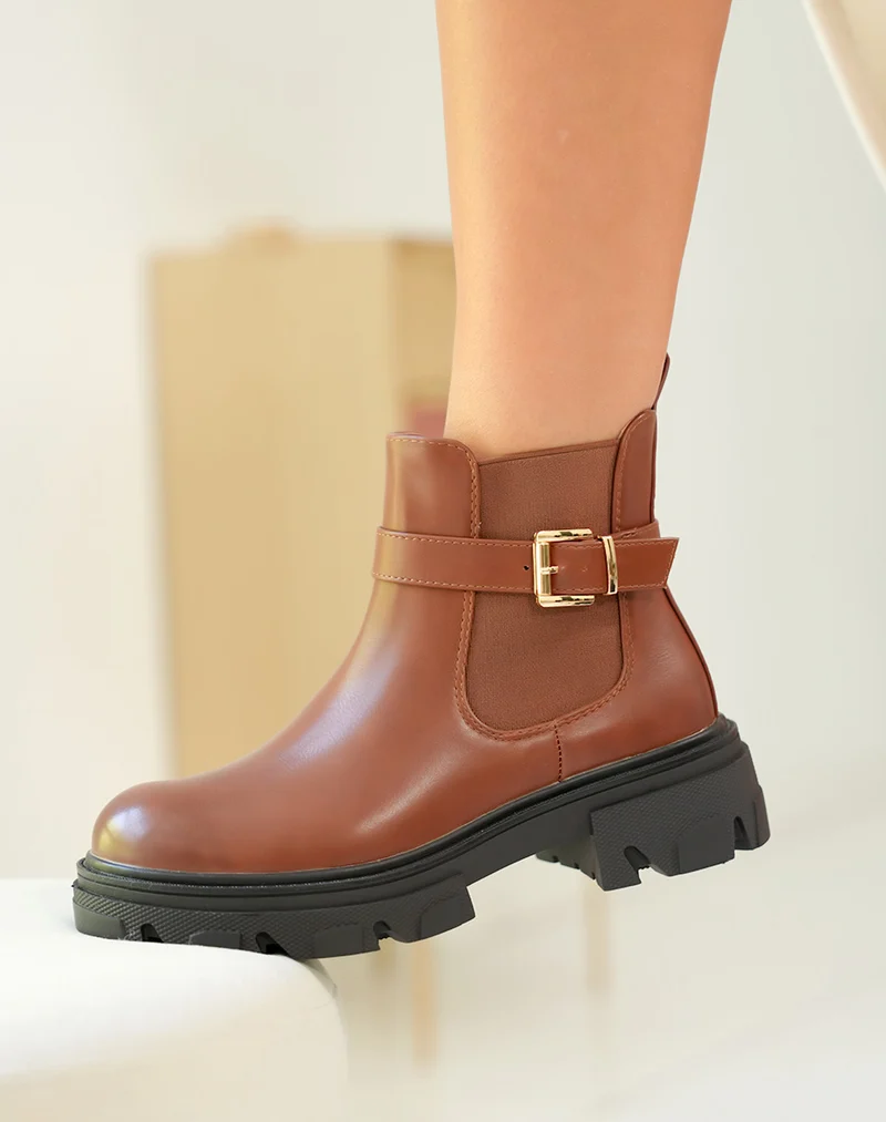 Bottines marron style chelsea avec lanières argentées et semelle épaisse crantée