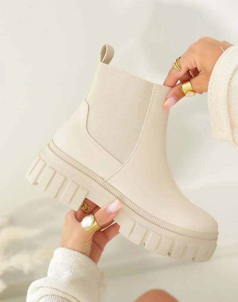 Bottines beiges style chelsea avec semelle épaisse crantée pour femme
