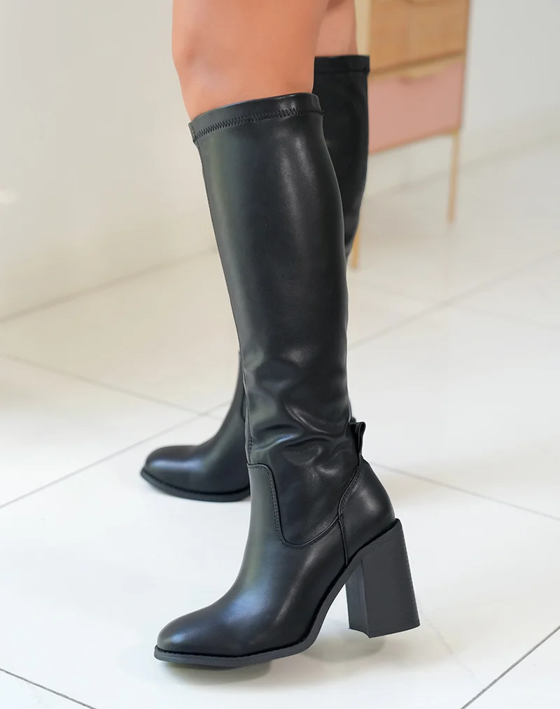 Bottes Noires à Talon Épais : Un Classique Audacieux