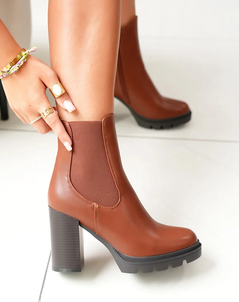 Bottines camel à talon et semelle légèrement crantée