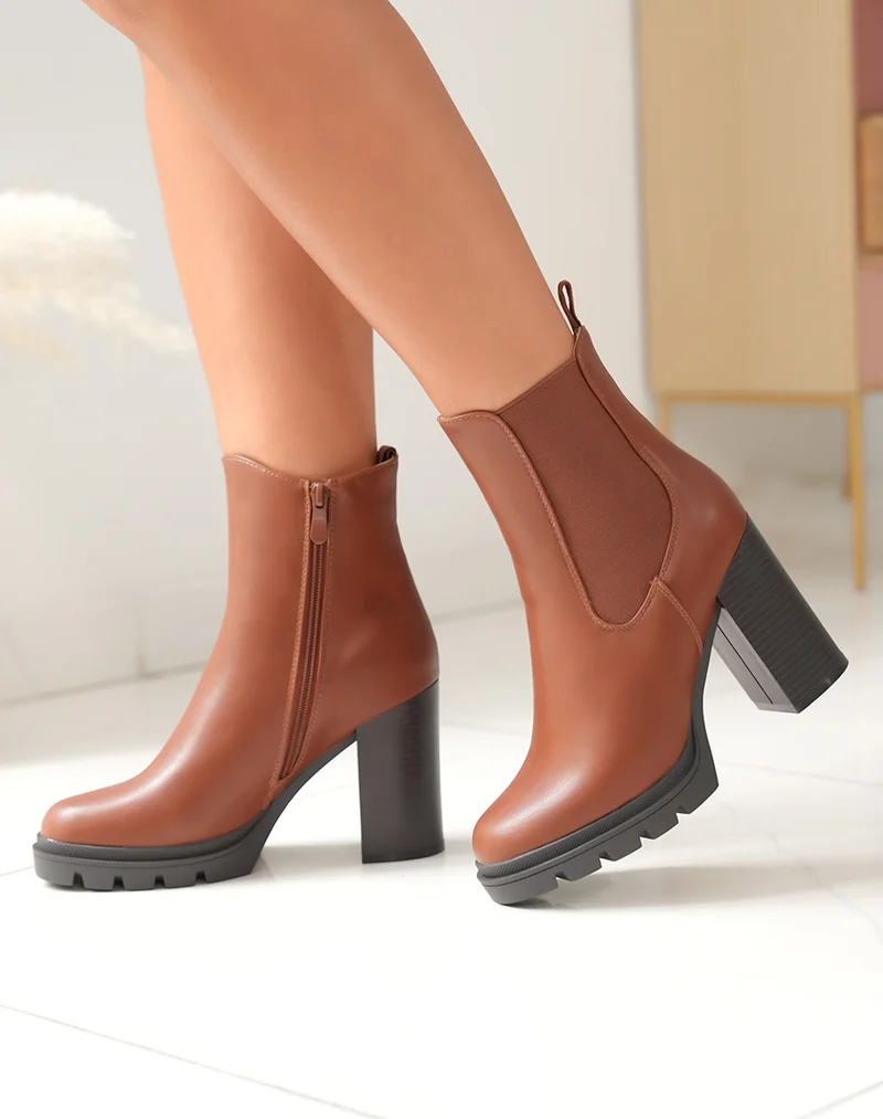 Bottines camel à talon et semelle légèrement crantée