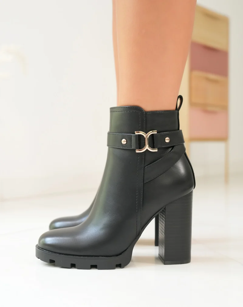 Bottines noires à détails dorées et lanières entrelacées