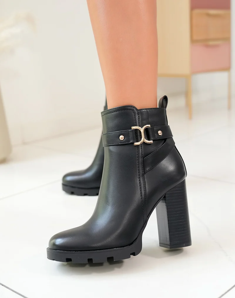 Bottines noires à détails dorées et lanières entrelacées