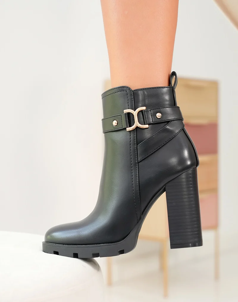 Bottines noires à détails dorées et lanières entrelacées