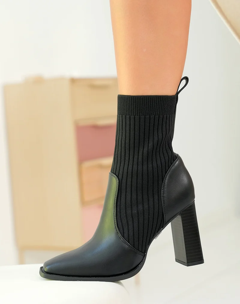 Bottines Classiques Bi-matière à Bout Carré - La Quintessence de l'Élégance Féminine