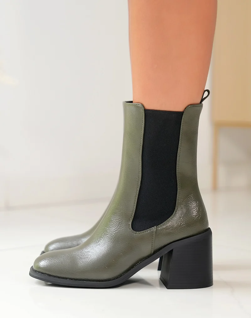 Bottines Kaki en Vogue avec Talon Carré et Finition Brillante