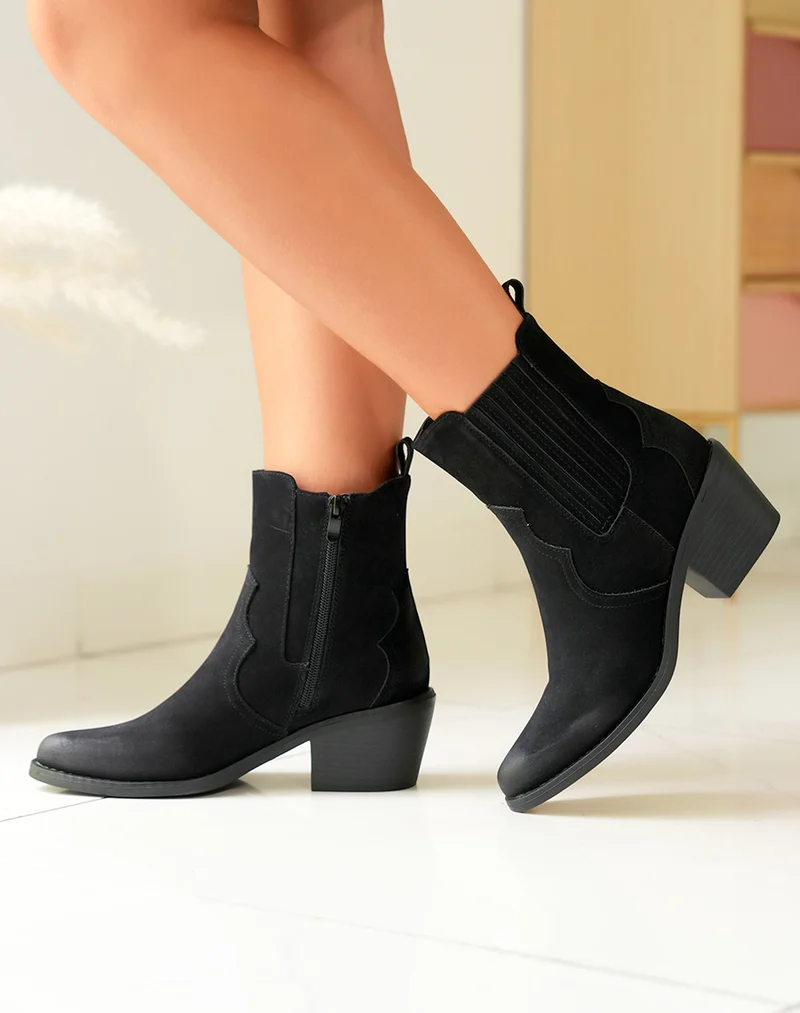 Bottines noires à bout pointu à effet daim