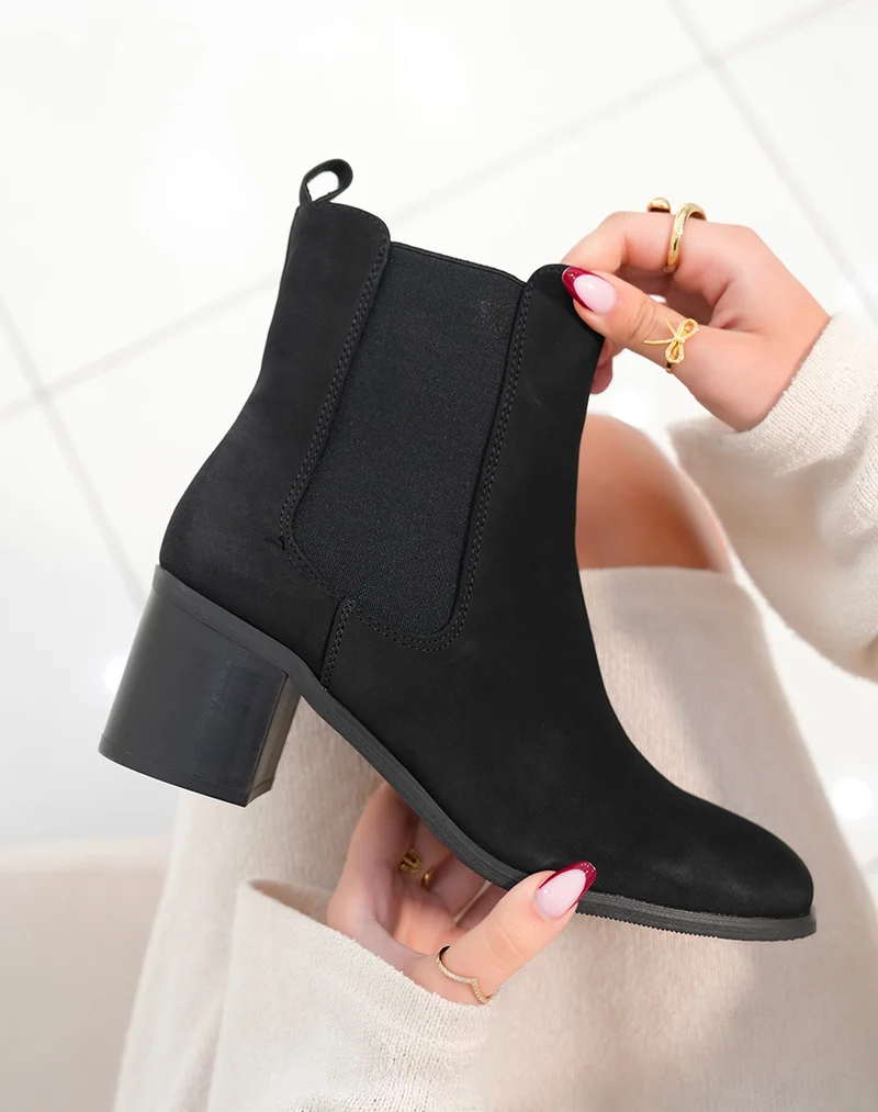 Bottines noires en suédine à talon