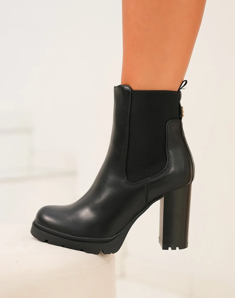 Bottines noires à talon et détail en élastique