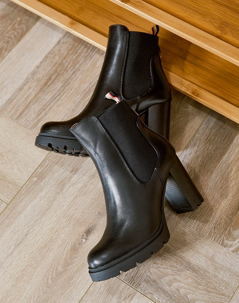 Bottines noires à talon et détail en élastique