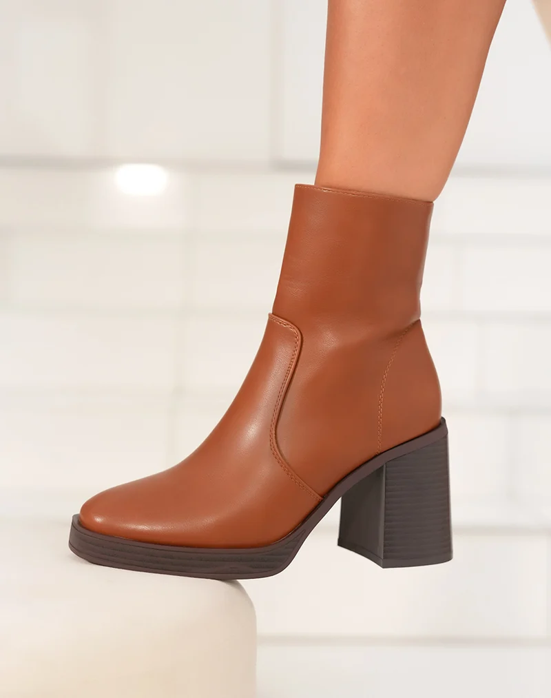 Bottines camel cintrées à talon épais