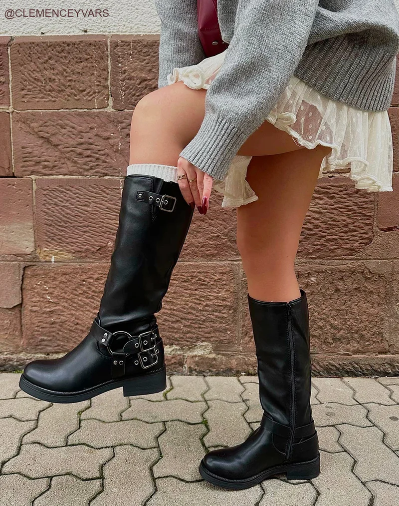 Bottes noires à lanières à boucle argentée pour femme