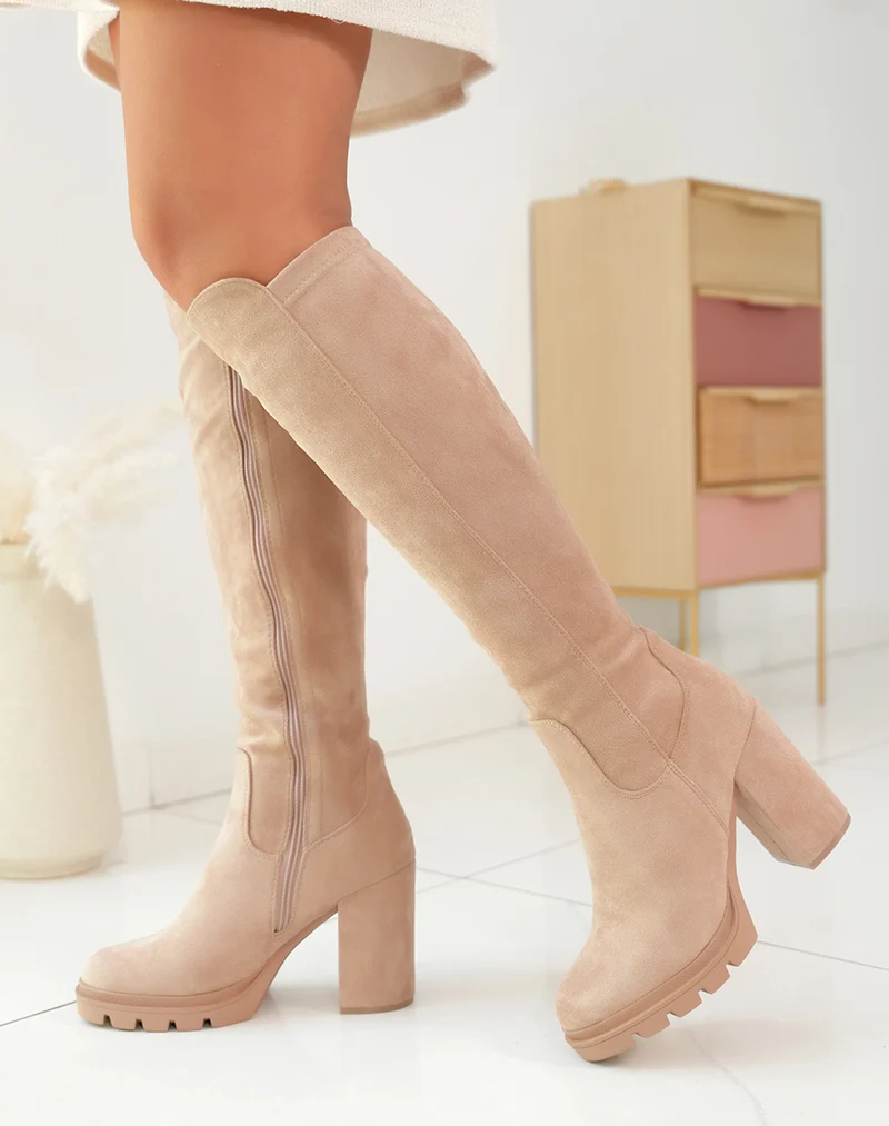 Bottes en suédine marron clair à talons hauts pour femme