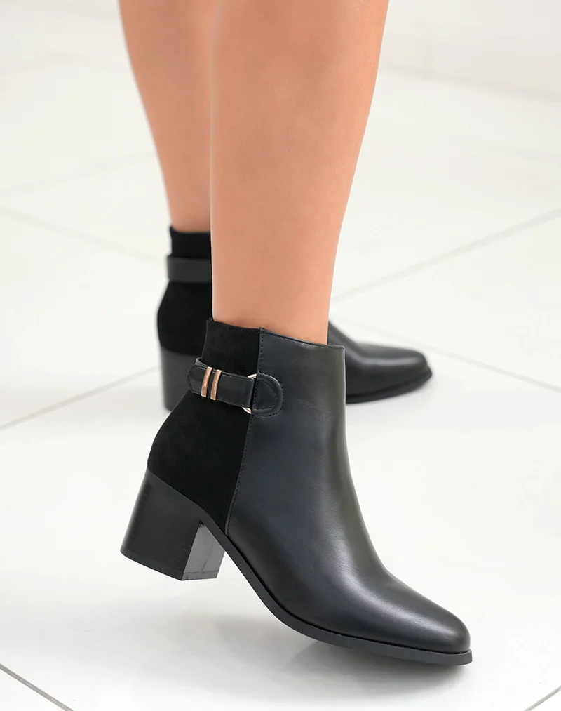 Bottines Bi-Matière Noires à Talon avec Sangle Dorée - La Polyvalence au Service du Style