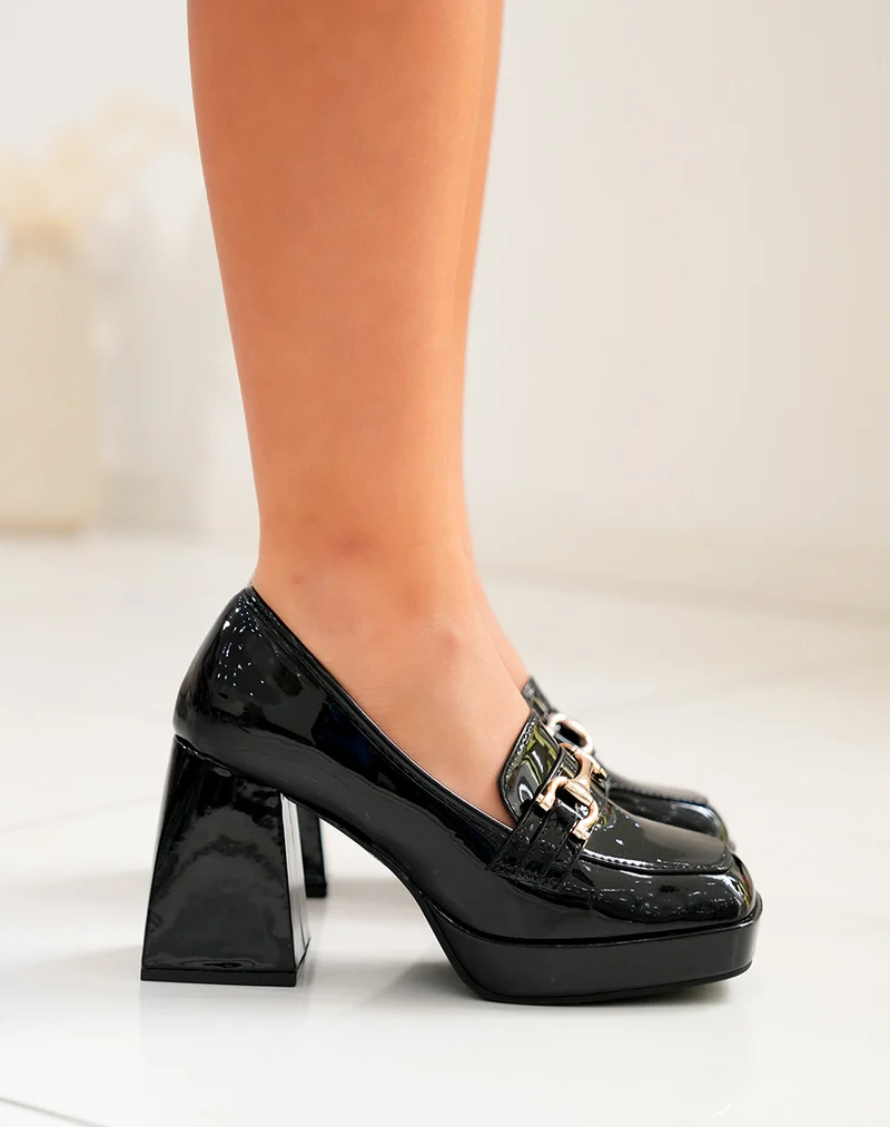 Mocassins noirs vernis à talon épais et chaîne dorée