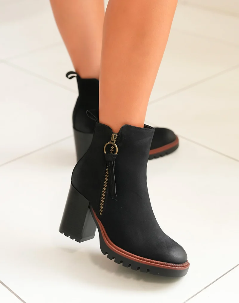 Bottines noires à talon et détail marron