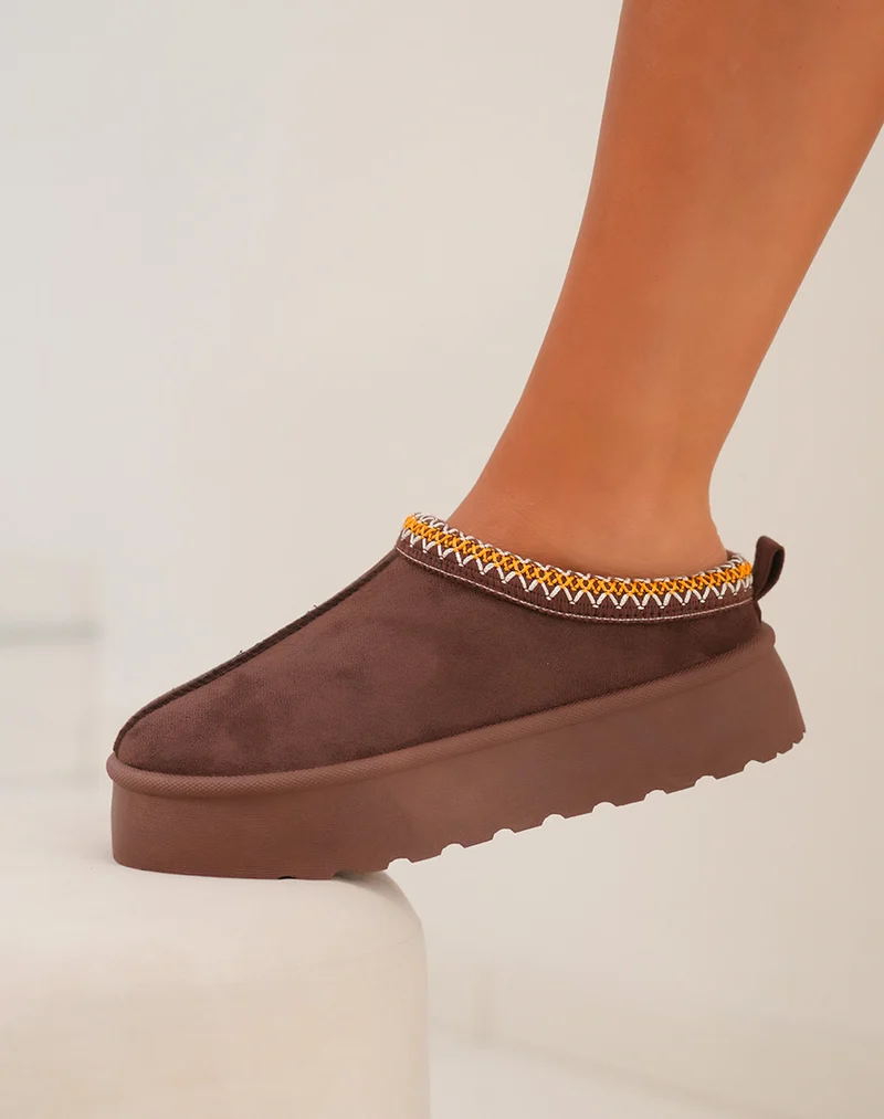 Mule femme marron tendance avec surpiq?res orange et blanches et int?rieur fourr?