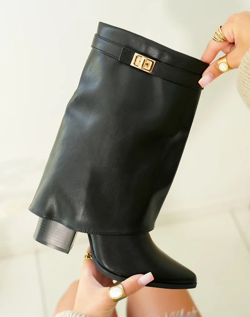 Bottines femme noires à talons carrés avec détail doré et tige repliée