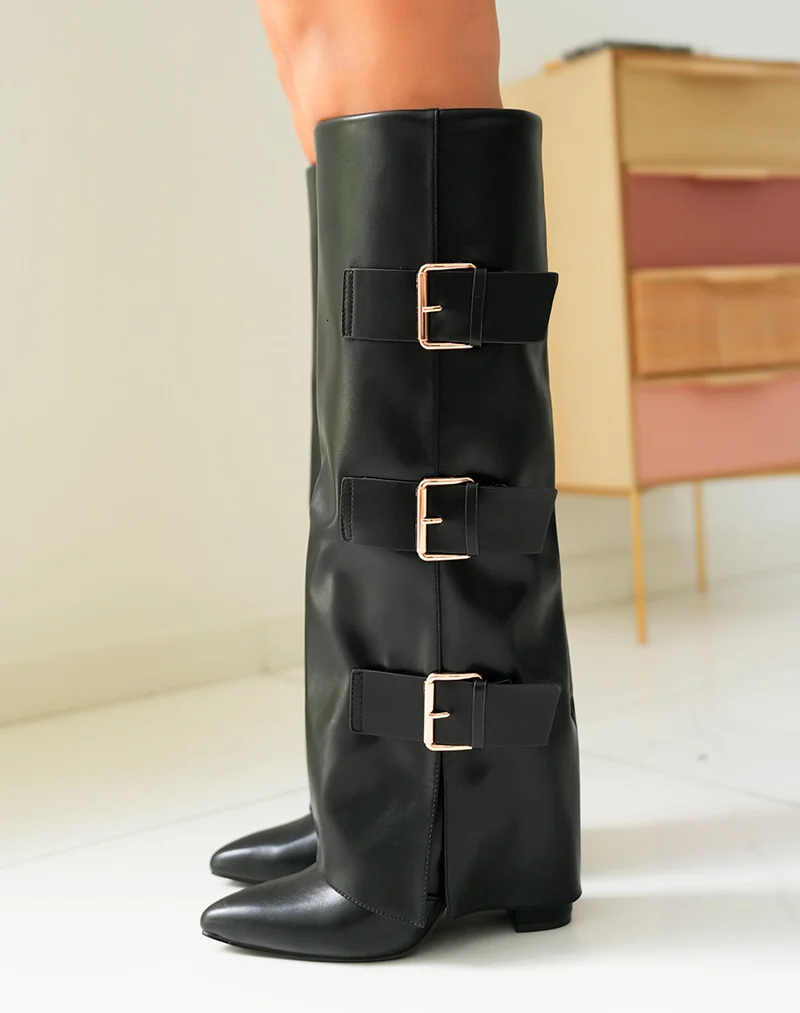 Bottes Femme Noires à Talon Haut et Boucles Dorées